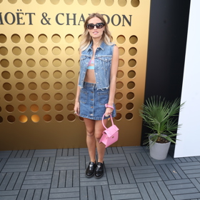 To zpěvačka Emma Smetana, která má také výstřednost v krvi, předvedla na jiné party o něco střízlivější model. Titěrný crop topík si vzala pod denimový komplet minisukně a vesty a obé doplnila luxusní kabelkou. Škoda jen, že celek tak úplně nefungoval...