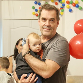 Herec Miroslav Etzler si nejmladšího synka pořídil po padesátce, ale rozhodně toho nelituje.