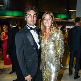 Už při loňském slavnostním zahájení festivalu v hotelu Thermal bylo znát, že to Emma a Jordan chystají rozjet ve velkém. Zatímco muzikant měl na sobě dobře padnoucí smoking a ruku obsypanou prsteny, Emma ho na radu stylisty Filipa Vaňka doprovodila ve zlatém flitrovaném obleku a házela odlesky na všechny strany tak, že na afterparty ani nepotřebovali disko kouli.