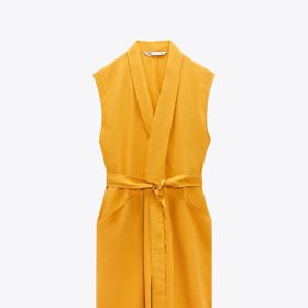 Odhalují sice paže, střih se zavinovací optikou, výrazný odstín a příznivá délka nabízejí více možností nošení. Přes jednoduché topy nebo rozevřené jako svrchní vrstva. (Šaty, Zara, 1 399 Kč)