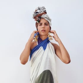 Klasické pareo značky Zara se neomrzí a využijete jej na mnoho způsobů. Kombinovat můžete i více šátků najednou.