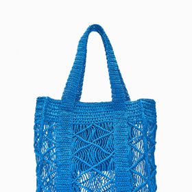 Jednoduchá drhaná kabelka s otvory. (Zara, 799 Kč)