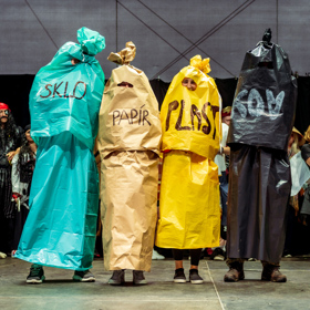 Pytle s třídeným odpadem připomněly návštěvníkům festivalu, aby se chovali ekologicky.