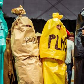 Z masky vyčuhoval soutěžícím pouze nos - skvělá příprava na deštivé počasí!