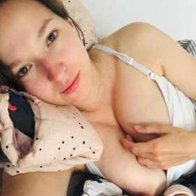 Herečka Berenika Kohoutová se stala v roce 2020 maminkou dcery Loly. Netají se tím, že kojení ji s holčičkou sbližuje. "Říkám si furt - ne, když nemá hlad, tak ji pochovám, utiším, ale nebudu ji přikládat! Dělá si ze mě dudlík a už se nikdy nevyspím! Ale moc mi to nejde. Ten klid, když ji nechám přisát. Ta úleva, že se cítí naprosto v bezpečí. No a pak si vždycky představím, že tedy budu konečně “svobodná” a kojit nebudu a říkám si - ale kam tohle všechno půjde?" rozepsala se na svém Instagramu.