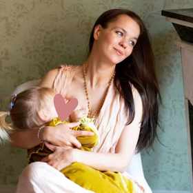 Velkou propagátorkou kojení je kněžka Liliana Khousnoutdinova, která je trojnásobnou maminkou. Nejstaršího syna má z předchozího manželství, s miliardářem Karlem Janečkem má potom dceru Isabelu, která přišla na svět v roce 2018, a syna Karla George, který se narodil v roce 2021.