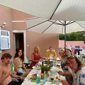 U stolu nechyběl ani manžel Lucie Benešové, herec Tomáš Matonoha (vpravo).