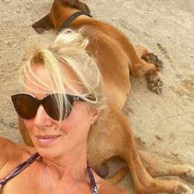 Léto na břehu Orlické přehrady tráví Kateřina Brožová se svými psy.