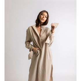 Kaftanové šaty Ophelia české značky Anamé nabízí hned v několika krásých zemitých odstínech. (7 990 Kč)