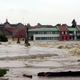 V Písku voda zcela zaplavila, a značně poškodila, most.