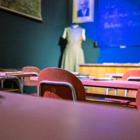 Mnozí žáci by ovšem připustili, že některé starší třídy mají podobné školní lavice a židle.