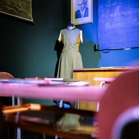 Typická školní třída v 70. a 80. letech minulého století, jak ji vidí pražské Retro muzeum.