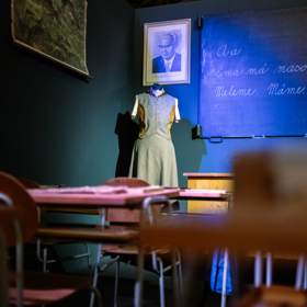 Portrét prezidenta Gustáva Husáka už školní třídy v současné době nezdobí.