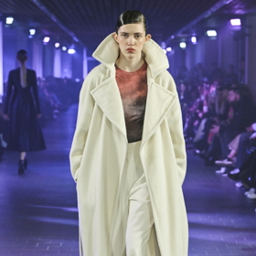 Svou tvorbu na něm prezentoval jeden ze stálých účastníků pražského fashion weeku, Michael Kováčik.