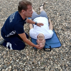 Najdete-li někde bezvládně ležícího člověka, je třeba zjistit, zda není v bezvědomí a dýchá. V bezvědomí je v případě, že nereaguje na oslovení, zatřesení ani bolestivý podnět.