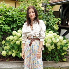 Modelka a nově také muzikálová zpěvačka Jitka Boho nezapře svůj cit pro módu. Oblékla dlouhou květovanou sukni, béžový top s dlouhým rukávem a outfit doplnila o hnědé kožené doplňky a kovbojské boty. 