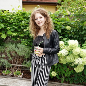 Dcera herce Václava Kopty Jana Koptová se objeví v chystaném muzikálu Troja. Na divadelní večírek oblékla široké pruhované kalhoty, černý crop top a černou koženou bundu.