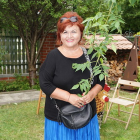 Muzikálová zpěvačka Hanka Křížková se rozhodla večírek rozzářit barvami, oblékla proto dlouhou sukni v barvě královské modře. K té oblékla černé tričko s tříčtvrtečním rukávem a černou koženou kabelku.