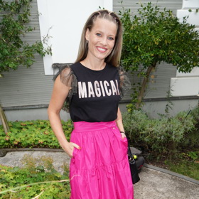 Muzikálová pěnice Michaela Gemrotová se po vzoru kolegyně Křížkové oblékla do zářivé sukně, tentokrát v trendy barvě Viva Magenta. Tu doplnila jednoduchým černým tričkem s bílým nápisem.