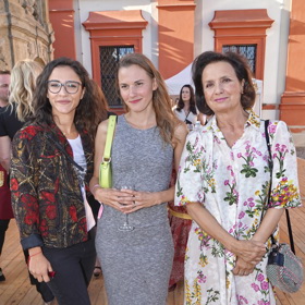 Herečka Veronika Freimanová pózuje s Evou Burešovou a s Šárkou Krausovou. Freimanová si na večírek vyšla v květovaných letních šatech, které doplnila elegantními střevíčky v pudrové barvě.