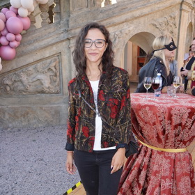 Eva Burešová, hvězda seriálu ZOO, oblékla neformální barevné sáčko, bílé tričko, džíny a tenisky.