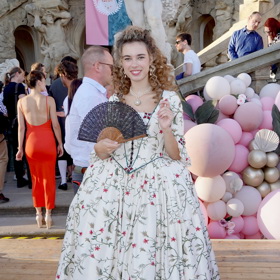 Mladá herečka Anna Dvořáková říká, že šaty jsou těžké, ale na korzet se dá zvyknout.