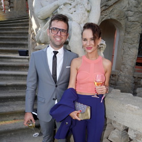 Sandru doprovázel manžel, režisér nového seriálu Banáni, Vojtěch Moravec. Také on se oblékl, jak se sluší a patří na společenskou událost.