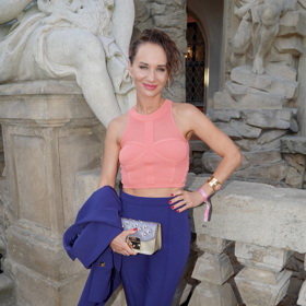 Herečka Sandra Nováková patřila mezi nejlépe oblečené ženy večera. Vynesla působivý fialový kalhotový kostým, pod který oblékla růžový top s odhalenými rameny.