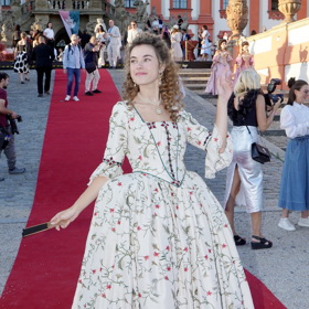 Dcera Jiřího Dvořáka a Barbory Munzarové, Anna Dvořáková, se objeví v novém historickém seriálu Eliška a Damián.