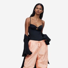 K body nebo plavkám, v kombinaci s volánky, v pastelových barvách a se sandálky na výrazné platformě. To jsou "kapsáče" třetí dekády 21. století. (H&M)