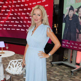 Herečka Kateřina Brožová se rovněž cítila na modrou a vynesla světlejší pastelově modré šaty.