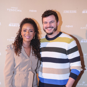 Rebecca Diatilová tak doprovází Romana Stašu na oficiální akce televize Nova namísto jeho manželky.