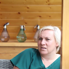 Dřevěná terasa slouží rodině Vlasty Horvátha jako místnost odpočinku i setkávání.