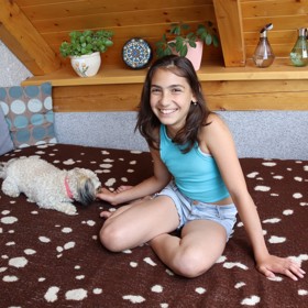 Na dřevěné terase je dost místa pro prostorný gauč a odpočinek.