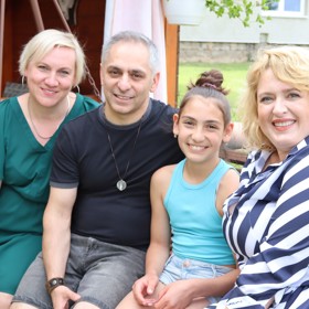 Vítěz soutěže Česko hledá SuperStar z roku 2005, Vlasta Horváth, pozval Milušku Bittnerovou s talkshow Na kafeečko k sobě domů.