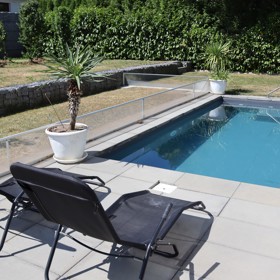 Bazén udržuje Josef Maršálek průzračně čistý tak, aby z lehátek byl co nejhezčí výhled.