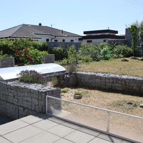 Hned vedle bazénu je výběh pro čtveřici želv, které zde Josef Maršálek chová se svým partnerem Petrem Tejmlem.