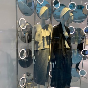 Prezentace obchodů Zara k podzimním trendům zatím přistupuje sporadicky.