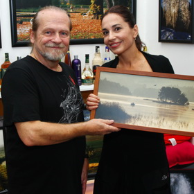 Michaela Kuklová s fotografem Ivanem Králem, jehož obraz si také odnášela domů. Ona sama se věnuje umění, maluje.