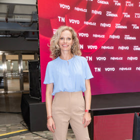 Také moderátorka Kristina Kloubková uváděla tiskovou konferenci v bledě modré, byť šlo pouze o blůzku, ke které oblékla světle hnědé cigaretové kalhoty do pasu.