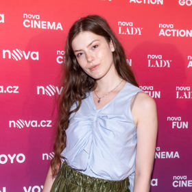 Sára Korbelová si nepotrpí na výrazný make-up, ale zcela propadla třpytkám.