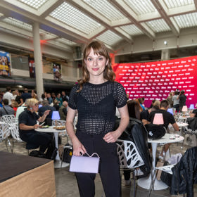 Takhle to Štěpánce Fingerhutové slušelo na tiskové konferenci televize Nova.