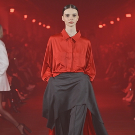 Akcent rudé neslo hned několik předvedených modelů slovenského návrháře tvořícího v Česku.