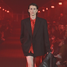 Rudý tón nechyběl ani v jeho pánské kolekci.