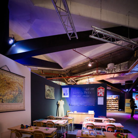 Učitelky tenkrát nemusely řešit mobilní telefony nebo tablety, naplno se využívala tabule a křída.