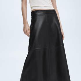 Kožená midi sukně, pořídíte ji i v hnědém provedení. (Mango, 6 499 Kč)