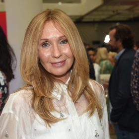 "Z Terezy Pergnerové (49) mám ohromnou radost. V posledních letech má opravdu krásné vlasy," hodnotí účes moderátorky kadeřník Honza Kořínek. 