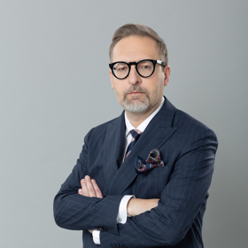 Fanynky u televizních obrazovek si Jiřího Martínka oblíbily díky dobře padnoucím oblekům, brýlím a humoru.