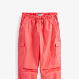 Výraznější barvy jsou tu na místě. (Next, 1 050 Kč)