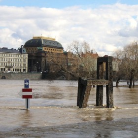 Třímetrová židle sochařky Magdaleny Jetelové plula z Prahy do Mělníku.